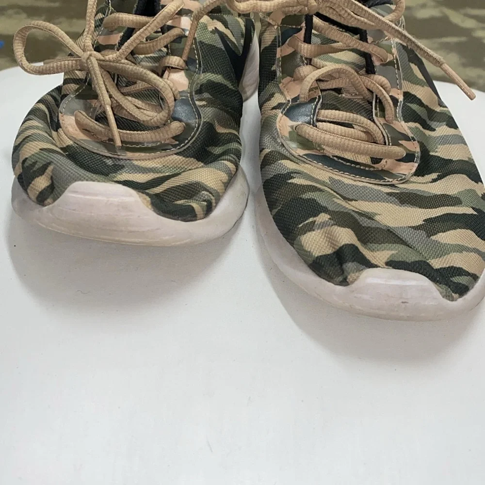 Nike Boys Shoes Green/Kakhi Camo, Whote Sole sz 7Y